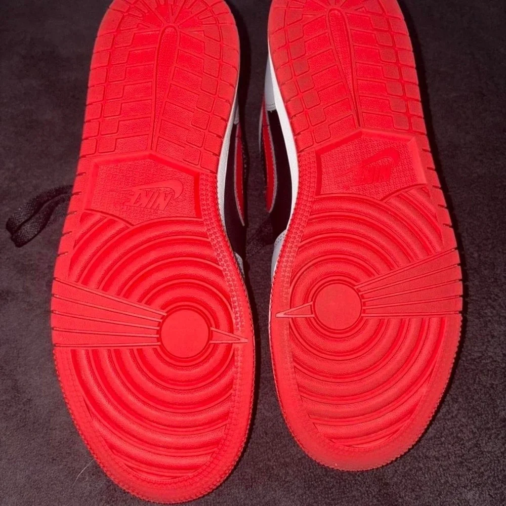 Air Jordan 1 Low Cement Fire Red Size 7Y / 8.5W Pre-Owned - Picture 6 of 7